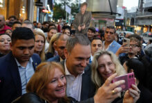 Photo of Manuel Adorni en campaña con un toque del estilo casta