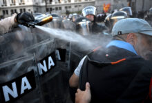Photo of Otro miércoles de represión a jubilados frente al Congreso