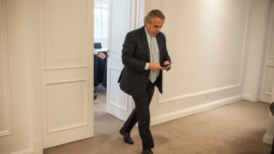 Photo of Se realizará el peritaje del celular y la tablet del expresidente
