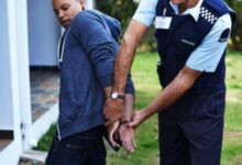 Photo of ICE detuvo a un hombre cuando salía de la iglesia en Massachusetts: “¡Tiene papeles!”