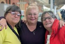 Photo of Son hermanas, una de ellas fue dada en adopción y 57 años después protagonizaron un conmovedor reencuentro