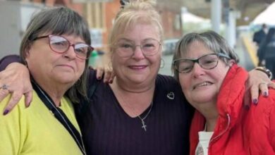 Photo of Son hermanas, una de ellas fue dada en adopción y 57 años después protagonizaron un conmovedor reencuentro