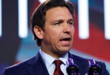 Photo of Ron DeSantis presiona al DHS para albergar a los migrantes detenidos por ICE en otros centros