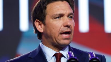 Photo of Ron DeSantis presiona al DHS para albergar a los migrantes detenidos por ICE en otros centros