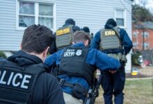 Photo of Agentes del ICE llegaron a su casa de California para deportarla, pero se salvó gracias a una tarjeta de su abogado