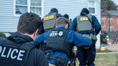 Photo of Agentes del ICE llegaron a su casa de California para deportarla, pero se salvó gracias a una tarjeta de su abogado