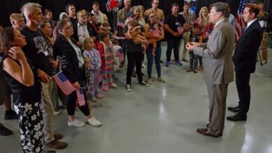 Photo of Quiénes son los afrikáners, los sudafricanos blancos a los que EE.UU. recibe como refugiados por “sufrir discriminación racial”