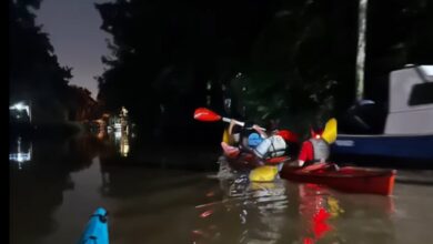 Photo of Cómo es un paseo en kayak nocturno para remar bajo la Luna entre juncos y canales