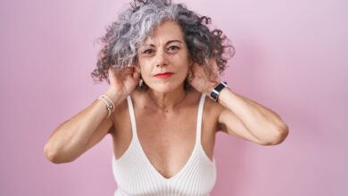 Photo of Cuál es el significado de dejarse las canas, según la psicología