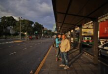 Photo of Paro de colectivos: pasajeros enojados, trenes llenos y muy pocas líneas que circulan