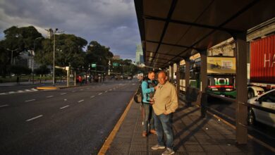 Photo of Paro de colectivos: pasajeros enojados, trenes llenos y muy pocas líneas que circulan