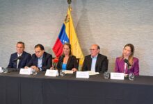 Photo of Los venezolanos que estuvieron refugiados en la embajada argentina en Caracas contaron cómo fue su huida: “Que estemos aquí es un milagro”