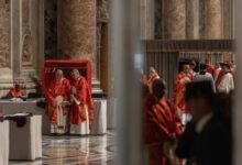 Photo of Rostros adustos, preocupación y hasta lágrimas: los gestos de los cardenales que marcaron el inicio del cónclave