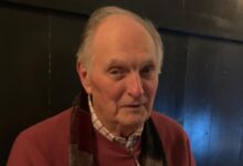 Photo of A los 89 años, Alan Alda contó cómo es vivir y trabajar con la enfermedad de Parkinson: “Siempre le busco el lado divertido”