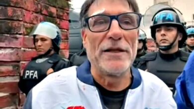 Photo of Paco Olveira | El cura que choca con la Policía en las marchas, reivindica al kirchnerismo y atesora una carta de Francisco