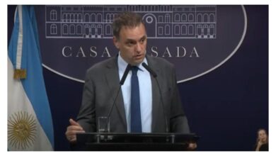 Photo of Manuel Adorni y el uso electoral de su cargo: retoma conferencias con reciclado de anuncios de campaña