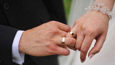 Photo of Una mujer de 35 años se comprometió con un hombre de 80 que conoció en un geriátrico y su historia se hizo viral
