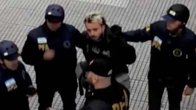Photo of Marcha de jubilados en el Congreso: en medio de la represión, se llevaron detenido a un fotógrafo