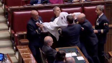 Photo of Un fantasma en el Parlamento italiano: protesta insólita contra el gobierno de Giorgia Meloni