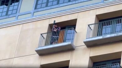 Photo of Messi desató una locura en San José al asomarse al balcón