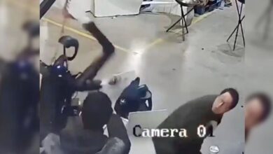 Photo of Un robot perdió el control y casi ataca a uno de sus creadores en una fábrica de China