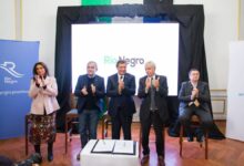 Photo of Río Negro suscribió un acuerdo por u$s1.000 millones para avanzar en el desarrollo de Vaca Muerta Sur