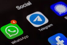 Photo of Qué significa no hablar nunca en los grupos de WhatsApp, según la psicología