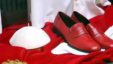 Photo of Zapatos rojos en el Vaticano: el símbolo que Francisco rechazó y León XIV podría traer de vuelta