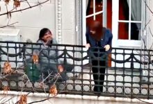 Photo of Quién es el hombre que acompañaba a Cristina Kirchner en su salidas al balcón