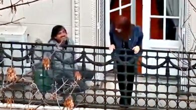 Photo of Quién es el hombre que acompañaba a Cristina Kirchner en su salidas al balcón