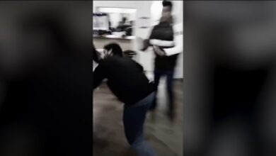 Photo of Con piñas y gritos, estalló la guerra libertaria por las cajas del Pami y Anses en Santiago del Estero​Con piñas y gritos, estalló la guerra libertaria por las cajas del Pami y Anses en Santiago del Estero 