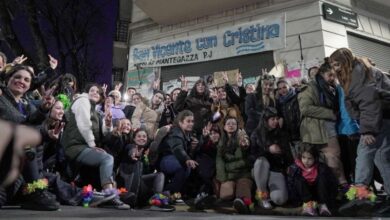 Photo of Un grupo de mujeres concentra frente a la casa de Cristina con tobilleras de flores​Un grupo de mujeres concentra frente a la casa de Cristina con tobilleras de flores 