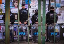 Photo of Cristina Kirchner suspendió el banderazo frente a su casa y arremetió contra Bullrich por el operativo