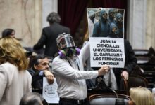 Photo of El diputado Esteban Paulón se vistió de Eternauta en reclamo por la ciencia, las universidades y el Garrahan