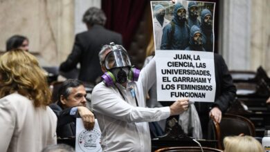 Photo of El diputado Esteban Paulón se vistió de Eternauta en reclamo por la ciencia, las universidades y el Garrahan