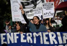 Photo of Trabajadores del Garrahan marcharon a Plaza de Mayo para exigir mejoras salariales