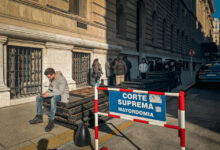 Photo of La balanza inclinada de la Corte Suprema: acelera contra CFK y cajonea causas de lesa