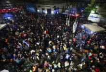 Photo of Con frío, lluvia o de madrugada: el aguante de los incondicionales de Cristina