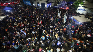 Photo of Con frío, lluvia o de madrugada: el aguante de los incondicionales de Cristina