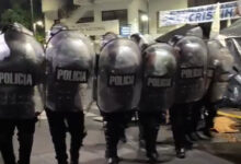 Photo of La Policía de la Ciudad desalojó a quienes acampaban frente al departamento de Cristina Kirchner