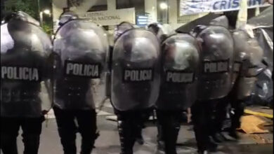 Photo of La Policía de la Ciudad desalojó a quienes acampaban frente al departamento de Cristina Kirchner