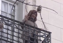 Photo of Cristina Kirchner salió esta tarde al balcón y enfervorizó a la militancia con una frase