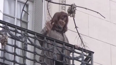 Photo of Cristina Kirchner salió esta tarde al balcón y enfervorizó a la militancia con una frase