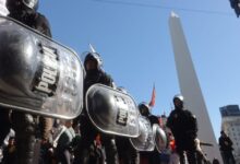 Photo of La Policía de la Ciudad avanza sobre los manifestantes que se acercan a Plaza de Mayo