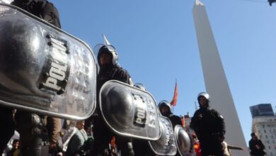 Photo of La Policía de la Ciudad avanza sobre los manifestantes que se acercan a Plaza de Mayo