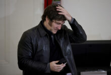 Photo of Javier Milei, con un ojo en las marchas y otro en el criptogate
