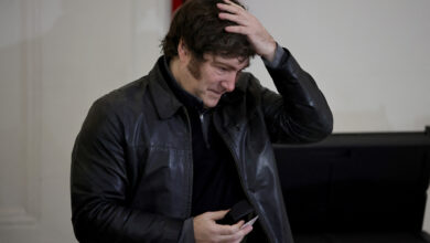 Photo of Javier Milei, con un ojo en las marchas y otro en el criptogate