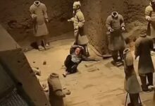Photo of Un turista saltó la valla y rompió dos estatuas del Ejército de Terracota en China