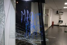 Photo of Tras la condena a Cristina Kirchner, un grupo de manifestantes atacó la entrada de TN: hubo piedrazos y destrozos