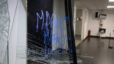 Photo of Tras la condena a Cristina Kirchner, un grupo de manifestantes atacó la entrada de TN: hubo piedrazos y destrozos